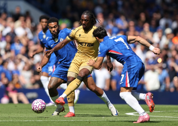 电讯报谈埃泽在枪手位置：左边锋、偏左8号位或菱形中场的前腰